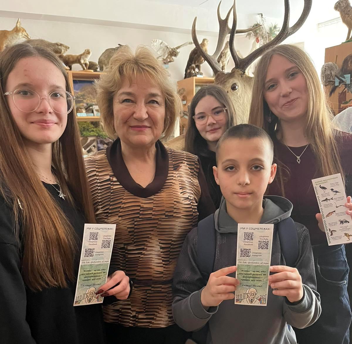 Завідувачка кафедри ботаніки та зоології, професор Світлана Пида з учнями МАН